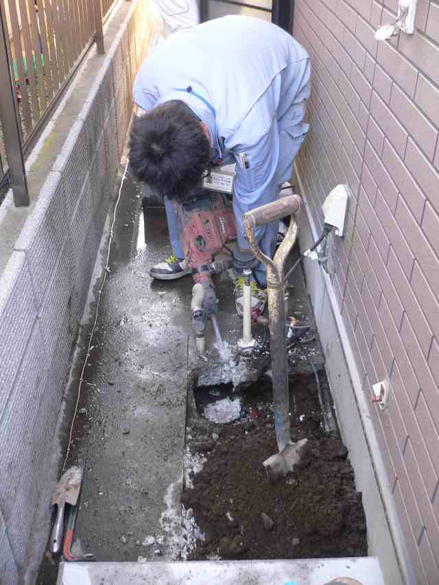 栃木小山 ガス給湯器をエコキュートに作業中